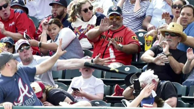 Mariners fans asked to keep eyes off cell phones for safety